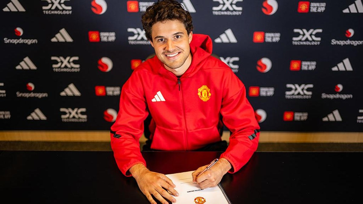 Senne Lammens resmi berseragam Manchester United (Manchester United via Getty Images/Manchester United)