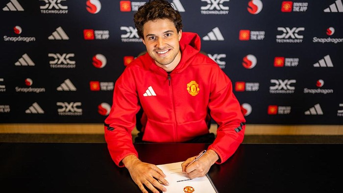 MANCHESTER, ENGLAND - SEPTEMBER 01: (EXCLUSIVE COVERAGE) Senne Lammens of Manchester United poses after signing for the club at Carrington Training Ground on September 01, 2025 in Manchester, England. (Photo by Manchester United/Manchester United via Getty Images)