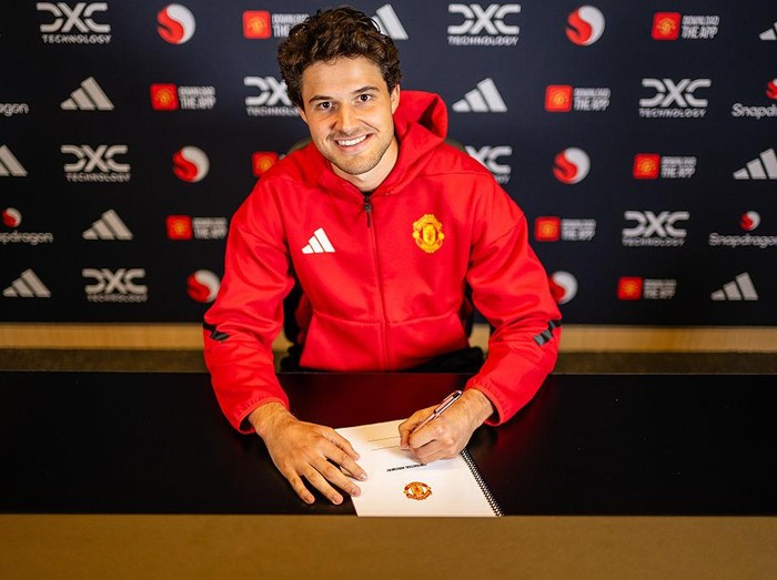 MANCHESTER, ENGLAND - SEPTEMBER 01: (EXCLUSIVE COVERAGE) Senne Lammens of Manchester United poses after signing for the club at Carrington Training Ground on September 01, 2025 in Manchester, England. (Photo by Manchester United/Manchester United via Getty Images)