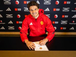 Senne Lammens Sempat Diperingatkan Jangan ke Manchester United Senne Lammens Sempat Diperingatkan Jangan ke Manchester United