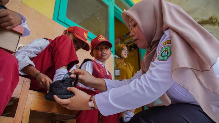 Kisah Haru, Sepatu Impian untuk Anak-Anak Hebat