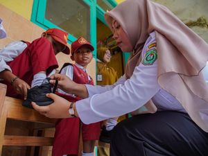 Sepatu Baru bagi Siswa Prasejahtera Sepatu Baru bagi Siswa Prasejahtera