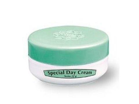 Special Day Cream dari Viva adalah moisturizer untuk semua jenis kulit dengan kandungan Vitamin E, UVA, dan UVB Filter.