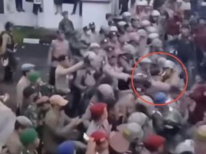 Kapolres Sinjai Diperiksa Propam Usai Dituding Pukul Pendemo, Begini Hasilnya Kapolres Sinjai Diperiksa Propam Usai Dituding Pukul Pendemo, Begini Hasilnya