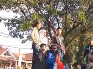 Momen Ketua DPRD Bulukumba Baca Teks hingga Dipaksa Turun dari Mimbar Orasi Momen Ketua DPRD Bulukumba Baca Teks hingga Dipaksa Turun dari Mimbar Orasi