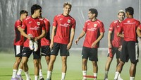 Sejumlah pemain Timnas Indonesia mengikuti sesi latihan di Lapangan C Stadion Gelora Bung Tomo, Surabaya, Jawa Timur, Selasa (2/9/2025). ANTARA FOTO/Rizal Hanafi