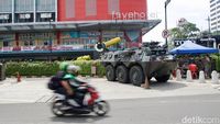 Penampakan Rantis Anoa TNI Disiagakan di Pusat Perbelanjaan Glodok