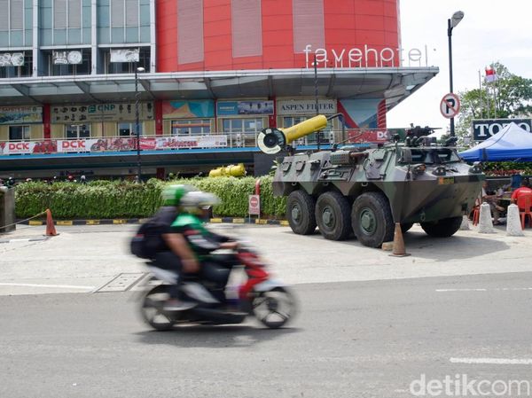 Penampakan Rantis Anoa TNI Disiagakan di Pusat Perbelanjaan Glodok