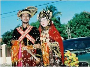 8 Prosesi Pernikahan Adat Tau Samawa, dari Bajajak hingga Ngenrang 8 Prosesi Pernikahan Adat Tau Samawa, dari Bajajak hingga Ngenrang