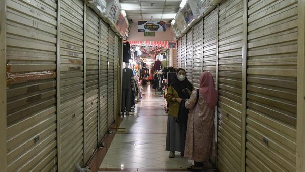 Unjuk Rasa Bikin Sepi, Omzet Pedagang Pasar Tanah Abang Anjlok 90 Persen
