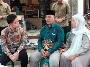 Gibran Melayat ke Rumah Siswa SMK Tangerang Meninggal Usai Ikut Demo Gibran Melayat ke Rumah Siswa SMK Tangerang Meninggal Usai Ikut Demo