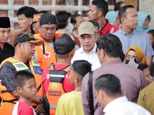 Walkot Palembang Datangi Rumah Dua Bocah yang Tenggelam di Sungai Musi Walkot Palembang Datangi Rumah Dua Bocah yang Tenggelam di Sungai Musi