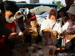 Warga Antre dan Berebut Makanan di Depan Gedung DPR