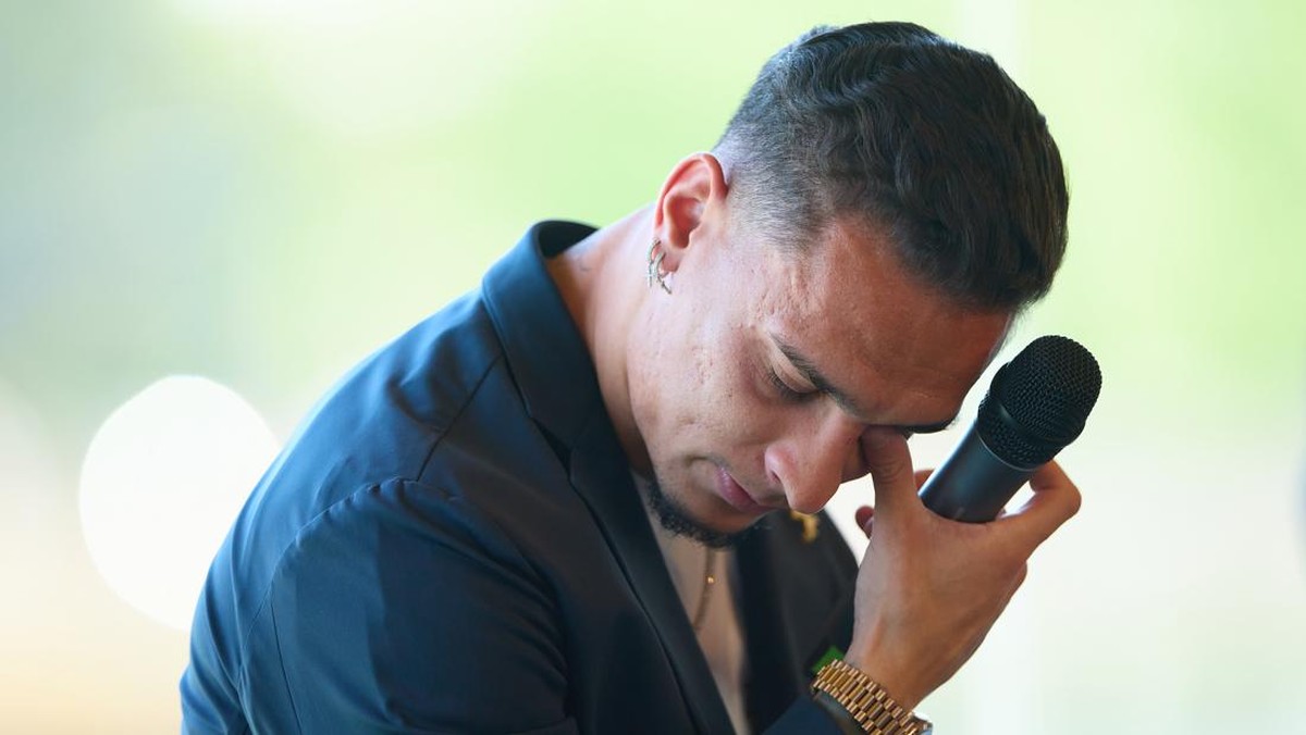 Antony menangis dalam sesi perkenalan di Real Betis. (Foto: Getty Images/Fran Santiago)