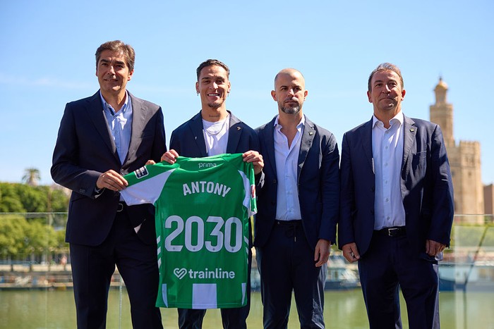 Antony SEVILLE, SPAIN - SEPTEMBER 02: Antony dos Santos speaks to the media during the unveil as new signing of Real Betis at Abades Triana on September 02, 2025 in Seville, Spain. (Photo by Fran Santiago/Getty Images)