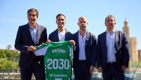 Kota Seville jauh lebih indah daripada Manchester. Saya sampai sulit tertidur karena merasakan banyak kasih sayang dari pada penggemar Betis. Saya juga bahagia berada di kota dan klub yang saya cintai. Sekarang, ada banyak hal yang harus dilakukan dan dicapai bersama-sama, kata Antony. (Getty Images/Fran Santiago)