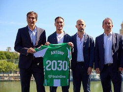 Kota Seville jauh lebih indah daripada Manchester. Saya sampai sulit tertidur karena merasakan banyak kasih sayang dari pada penggemar Betis. Saya juga bahagia berada di kota dan klub yang saya cintai. Sekarang, ada banyak hal yang harus dilakukan dan dicapai bersama-sama, kata Antony. (Getty Images/Fran Santiago)
