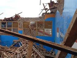 Suara Gemuruh Iringi Ambruknya Atap SMPN 1 Cimanggu Sukabumi