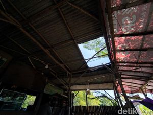Kagetnya Warga Mojokerto Saat Atap Warungnya Bolong Diterjang Angin Kagetnya Warga Mojokerto Saat Atap Warungnya Bolong Diterjang Angin