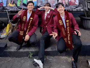 Akhirnya... Chika Jessica, Dwi Andhika, dan Kiki Farrel Jadi Sarjana Ekonomi Akhirnya... Chika Jessica, Dwi Andhika, dan Kiki Farrel Jadi Sarjana Ekonomi