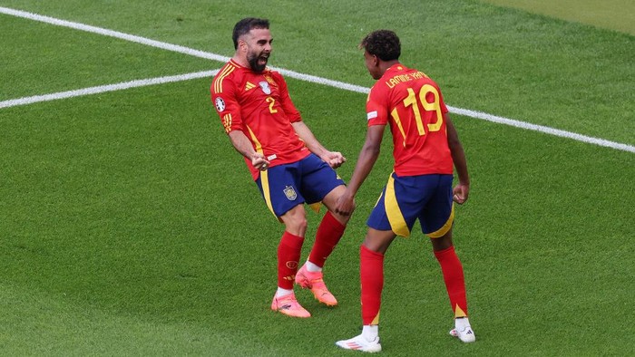 BERLIN, GERMANY - JUNE 15: Daniel Carvajal of Spain celebrates scoring his teams third goal with teammate Lamine Yamal during the UEFA EURO 2024 group stage match between Spain and Croatia at Olympiastadion on June 15, 2024 in Berlin, Germany. (Photo by Alex Livesey/Getty Images)