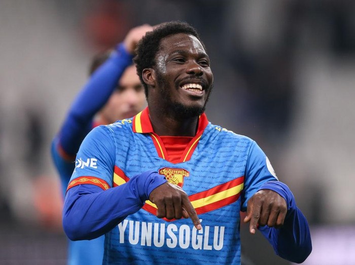 ISTANBUL, TURKEY - NOVEMBER 24: David Datro Fofana of Goztepe celebrates victory during the Turkish Super League match between Besiktas and Goztepe at Besiktas Park on November 24, 2024 in Istanbul, Turkey. (Photo by Ahmad Mora/Getty Images)