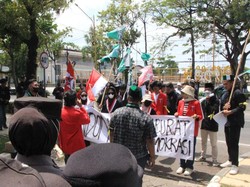 Massa Mahasiswa di Tuban Demo DPRD Tuban Bawa 6 Tuntutan