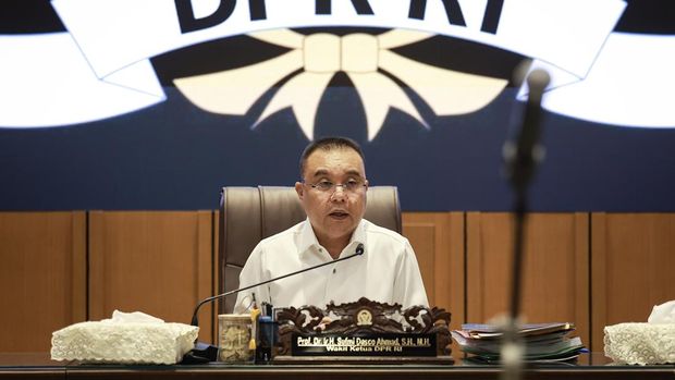 Wakil Ketua DPR Sufmi Dasco Ahmad (kedua kanan), Cucun Ahmad Syamsurijal (kanan), dan Saan Mustopa (kedua kiri) saat bertemu dengan sejumlah elemen mahasiswa di Kompleks Parlemen, Senayan, Jakarta, Rabu (3/9/2025). Dalam pertemuan tersebut elemen organisasi mahasiswa menyampaikan berbagai tuntutan, salah satu meminta pemerintah segera membentuk tim investigasi untuk mengusut peristiwa kerusuhan yang terjadi beberapa waktu lalu. ANTARA FOTO/Dhemas Reviyanto