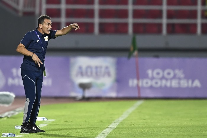 Pelatih Timnas U-23 Indonesia Gerald Vanenburg memberikan arahan kepada pemainnya saat bertanding melawan Timnas U-23 Laos dalam Kualifikasi Grup J Piala Asia U-23 2026 di Stadion Gelora Delta Sidoarjo, Jawa Timur, Rabu (3/9/2025).