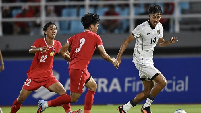 Pesepak bola Timnas U-23 Indonesia Frengky Deaner Missa (kanan) berebut bola dengan pesepak bola Timnas U-23 Laos Khonesavanh Keonuchanh (kiri) dalam Kualifikasi Grup J Piala Asia U-23 2026 di Stadion Gelora Delta Sidoarjo, Jawa Timur, Rabu (3/9/2025). ANTARA FOTO/Sigid KurniawaN