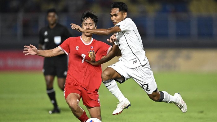 Pesepak bola Timnas U-23 Indonesia Frengky Deaner Missa (kanan) berebut bola dengan pesepak bola Timnas U-23 Laos Khonesavanh Keonuchanh (kiri) dalam Kualifikasi Grup J Piala Asia U-23 2026 di Stadion Gelora Delta Sidoarjo, Jawa Timur, Rabu (3/9/2025). ANTARA FOTO/Sigid KurniawaN