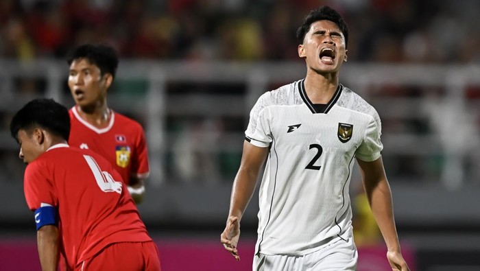 Ekspresi pesepak bola Timnas U-23 Indonesia Muhammad Ferarri (kanan) setelah gagal memasukkan bola ke gawang Timnas U-23 Laos dalam Kualifikasi Grup J Piala Asia U-23 2026 di Stadion Gelora Delta Sidoarjo, Jawa Timur, Rabu (3/9/2025). ANTARA FOTO/Sigid Kurniawan/mrh/tom.
