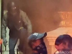 Kronologi Gedung Grahadi Dibakar Pria Misterius hanya 20 Detik Saja