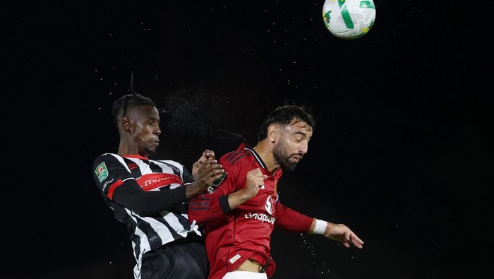 Soccer Football - Carabao Cup - Second Round - Grimsby Town v Manchester United - Blundell Park, Grimsby, Britain - August 27, 2025 Grimsby Towns Clarke Oduor in action with Manchester Uniteds Bruno Fernandes Action Images via Reuters/Lee Smith EDITORIAL USE ONLY. NO USE WITH UNAUTHORIZED AUDIO, VIDEO, DATA, FIXTURE LISTS, CLUB/LEAGUE LOGOS OR LIVE SERVICES. ONLINE IN-MATCH USE LIMITED TO 120 IMAGES, NO VIDEO EMULATION. NO USE IN BETTING, GAMES OR SINGLE CLUB/LEAGUE/PLAYER PUBLICATIONS. PLEASE CONTACT YOUR ACCOUNT REPRESENTATIVE FOR FURTHER DETAILS..