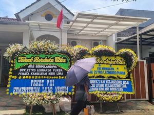 Karangan Bunga Berjejer di Rumah Duka Staf KBRI Peru Karangan Bunga Berjejer di Rumah Duka Staf KBRI Peru