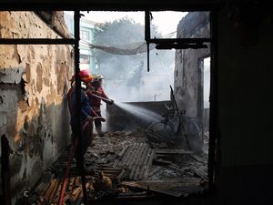 Puluhan Rumah Dinas Polisi di Serpong Terbakar, Diduga Akibat Korsleting Puluhan Rumah Dinas Polisi di Serpong Terbakar, Diduga Akibat Korsleting