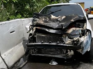 Sedan Terbakar Usai Tabrak Truk di Jagorawi, Tiga Orang Luka Sedan Terbakar Usai Tabrak Truk di Jagorawi, Tiga Orang Luka