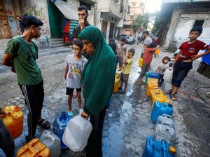 Kelangkaan Air di Gaza, Anak-Anak Palestina Ikut Antre Kelangkaan Air di Gaza, Anak-Anak Palestina Ikut Antre