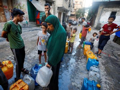 Kelangkaan Air di Gaza, Anak-Anak Palestina Ikut Antre