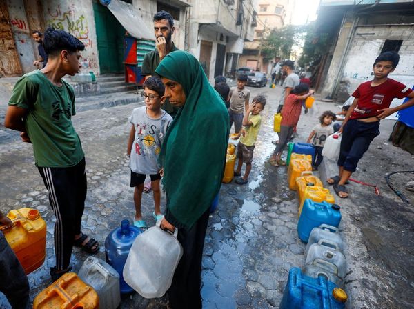 Kelangkaan Air di Gaza, Anak-Anak Palestina Ikut Antre