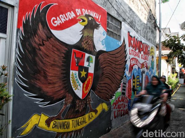 Keren Abis! Lorong Sempit Jakarta Disulap Jadi Galeri Mural Penuh Pesan Sosial
