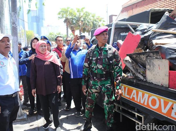 Khofifah Bareng Serikat Buruh Bersihkan Sisa Kebakaran Grahadi