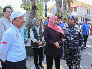 Momen Khofifah Gandeng Buruh Bersih-bersih Puing Sisa Kebakaran Grahadi Momen Khofifah Gandeng Buruh Bersih-bersih Puing Sisa Kebakaran Grahadi