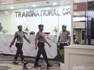 Kompol Cosmas Hadiri Sidang Etik Kasus Tewasnya Pengemudi Ojol Dilindas Rantis Kompol Cosmas Hadiri Sidang Etik Kasus Tewasnya Pengemudi Ojol Dilindas Rantis