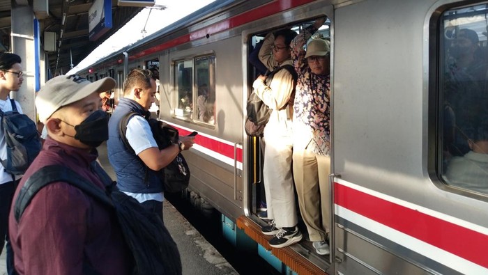 KRL di Stasiun Citayam Tujuan Jakarta Kota Padat KRL di Stasiun Citayam Tujuan Jakarta Kota Padat