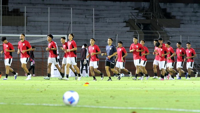 Latihan Timnas Indonesia U-23 Sejumlah pesepak bola Timnas Indonesia U-23 mengikuti sesi latihan di Stadion Gelora 10 November, Surabaya, Jawa Timur, Selasa (2/9/2025). Latihan tersebut digelar sebagai persiapan Kualifikasi AFC U-23 Asian Cup 2026 yang diikuti Indonesia, Laos, Macau, dan Korea Selatan pada 3-9 September mendatang di Sidoarjo. ANTARA FOTO/Umarul Faruq/YU