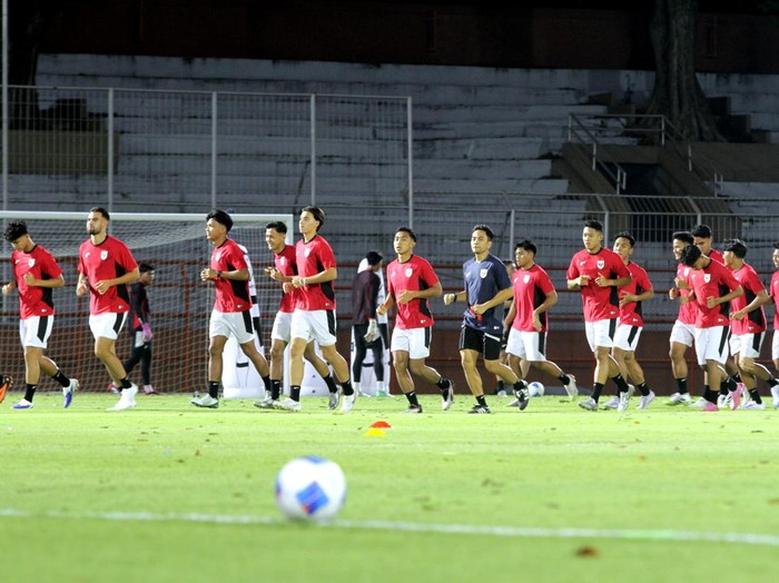 Sejumlah pesepak bola Timnas Indonesia U-23 mengikuti sesi latihan di Stadion Gelora 10 November, Surabaya, Jawa Timur, Selasa (2/9/2025). Latihan tersebut digelar sebagai persiapan Kualifikasi AFC U-23 Asian Cup 2026 yang diikuti Indonesia, Laos, Macau, dan Korea Selatan pada 3-9 September mendatang di Sidoarjo. ANTARA FOTO/Umarul Faruq/YU