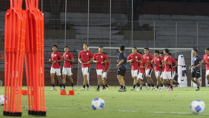 Latihan Timnas Indonesia U-23 Sejumlah pesepak bola Timnas Indonesia U-23 mengikuti sesi latihan di Stadion Gelora 10 November, Surabaya, Jawa Timur, Selasa (2/9/2025). Latihan tersebut digelar sebagai persiapan Kualifikasi AFC U-23 Asian Cup 2026 yang diikuti Indonesia, Laos, Macau, dan Korea Selatan pada 3-9 September mendatang di Sidoarjo. ANTARA FOTO/Umarul Faruq/YU