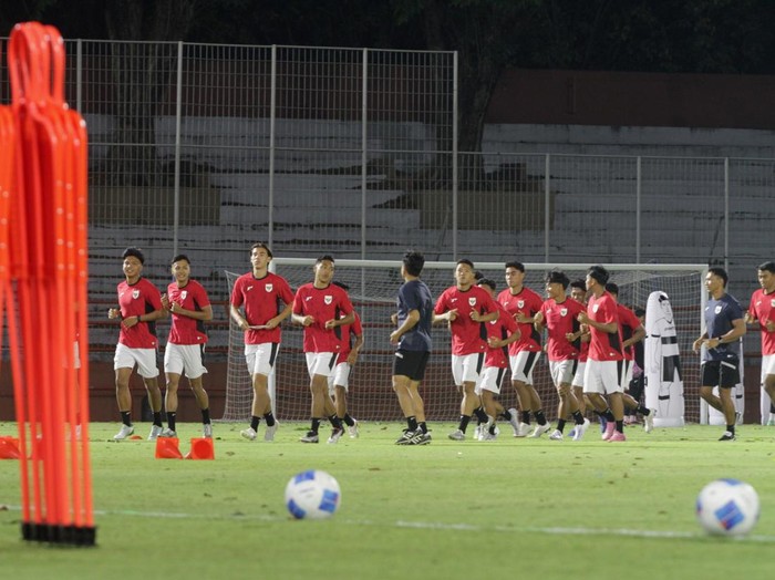 Sejumlah pesepak bola Timnas Indonesia U-23 mengikuti sesi latihan di Stadion Gelora 10 November, Surabaya, Jawa Timur, Selasa (2/9/2025). Latihan tersebut digelar sebagai persiapan Kualifikasi AFC U-23 Asian Cup 2026 yang diikuti Indonesia, Laos, Macau, dan Korea Selatan pada 3-9 September mendatang di Sidoarjo. ANTARA FOTO/Umarul Faruq/YU