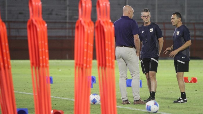 Latihan Timnas Indonesia U-23 Pelatih Tim Nasional Sepak Bola U-23 Gerald Vanenburg (kanan) berbincang dengan pelatih Tim Nasional Sepak Bola U-20 Frank van Kempen (tengah) dan penasihat Teknis Timnas Indonesia Johan Cruyff (kiri) saat sesi latihan di Stadion Gelora 10 November, Surabaya, Jawa Timur, Selasa (2/9/2025). Latihan tersebut digelar sebagai persiapan Kualifikasi AFC U-23 Asian Cup 2026 yang diikuti Indonesia, Laos, Macau, dan Korea Selatan pada 3-9 September mendatang di Sidoarjo. ANTARA FOTO/Umarul Faruq/YU